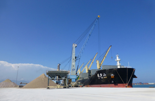 El calado de Portsur favorece la llegada de buques de gran tonelaje para abastecer a la industria cerámica