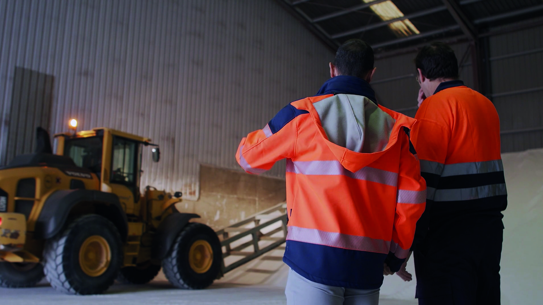 Logística y almacenamiento: Gestionamos el transporte de la mercancía desde el buque al almacén y al destino final o desde el origen hasta su expedición, así como su almacenamiento, manipulación y transformación.