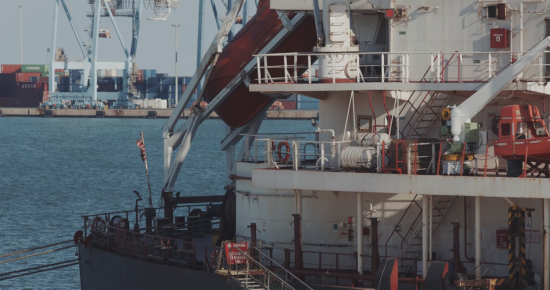 Fletamentos: Proporcionamos a nuestros clientes los buques que necesiten para trasladar sus mercancías.